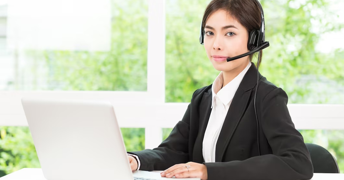 Biểu tượng tai nghe và người đại diện hỗ trợ khách hàng 24/7 màu vàng trên nền xanh đậm, nhấn mạnh dịch vụ chăm sóc khách hàng chuyên nghiệp của ga6789.